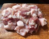 Hình bước làm 1 của món Thịt kho tàu - món ăn của mẹ