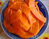 Foto del passaggio 1 della ricetta Zucca fritta...sfiziosa e croccante. Un contorno di stagione che conquista grandi e piccoli!