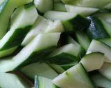 Une image de l'étape 1 de Les fruits de la mer au concombre.
