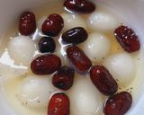 Hình bước làm 3 của món Chè chôm chôm táo đỏ hạt chia
