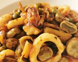 Foto del paso 7 de la receta: Calamares salteados con Habas, Ajetes y Guisantes