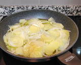 Foto del paso 2 de la receta: Tortilla de patatas con cebolla