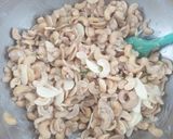 Foto langkah ke 3 dari resep Garlic Cashewnut.