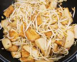 A picture of step 9 of Sambal bean sprouts with fish cake and fried tofu puff.