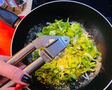 Lazac, póréhagymás szószban recept fázis 3 fotója