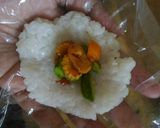 Foto langkah ke 5 dari resep Onigiri Isi Sayur.