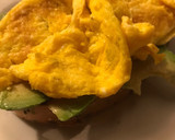 Foto del paso 4 de la receta: Tosta de cereales con aguacate y huevo revuelto