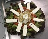 Une image de l'étape 10 de Salade aux tomates, feta, oignon italien et pistaches.