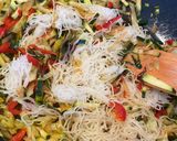 Une image de l'étape 2 de Wok de vermicelles de riz aux légumes.
