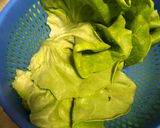 Hình bước làm 1 của món Taco bò với lá xà lách