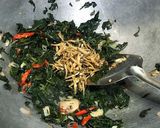 Foto langkah ke 4 dari resep Oseng daun Pepaya Jepang.