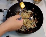 肉絲炒麵的食譜步驟17照片