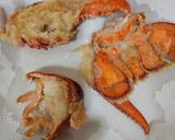 Foto del paso 5 de la receta: Huevos fritos y bogavante frito con vinagreta de jugo de bogavante