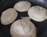 Foto del paso 3 de la receta: Panquecas de yuca y queso rellenos de dulce de guayaba🥯🥞🧀