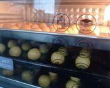 Foto langkah ke 5 dari resep Kuker Bola Cokelat Sprinkel.