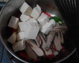 Foto langkah ke 3 dari resep Sayur tongkol tahu bumbu iris.