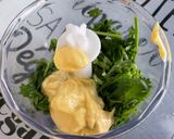 Une image de l'étape 6 de Bâtonnets de concombre sauce coriandre skyr moutarde et citron.
