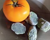 Фото кроку 2 до Піца на батоні з сардельками, помідором і шпинатом 🍕.