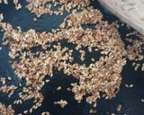 Foto del paso 3 de la receta: Tostada aguacate, sésamo tostado y huevo poché con cherrys