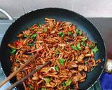 Hình bước làm 3 của món Khô gà lá chanh