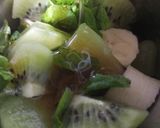 A picture of step 2 of Grapes kiwi smoothie.