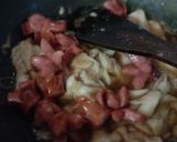 Foto langkah ke 5 dari resep Tumis jamur sosis.