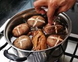 รูปขั้นตอนการทำที่ 3 ของ ตุ๋นไก่พะโล้เห็ดหอม