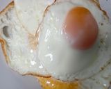 Foto langkah ke 1 dari resep Telur Ceplok Kuah Kecap.