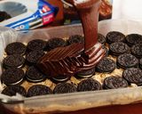 Foto del paso 1 de la receta: Brownie con galletas Oreo Fácil de Hacer - Amigos En La Cocina