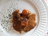 Redondo en salsa de zanahoria y uvas pasas