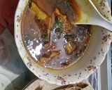 A picture of step 4 of Altay paltay ka salan gravy with roti.