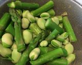 A picture of step 1 of Garlicky Broad Beans, Asparagus & Rice.