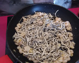 Foto del paso 2 de la receta: Revuelto de gulas con gambas y espinacas