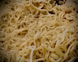 Hình bước làm 1 của món Mì Gói Xào Nấm Rơm Sốt Dầu Hào