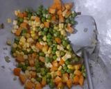 Foto langkah ke 2 dari resep Tumis Frozen Mix Veggies (Buat Bekal).