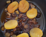 Foto del paso 2 de la receta: Chuletas de cordero con frutos secos al moscatel
