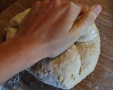 A picture of step 5 of Neujahrsbretzel (German New Year's Pretzel).