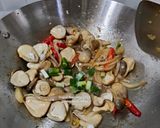 Foto langkah ke 4 dari resep Tumis Jamur Merang.