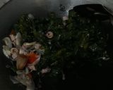Foto langkah ke 4 dari resep Tumis daun singkong cumi asin.