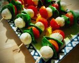 Foto del paso 8 de la receta: Aperitivos rápidos: Provolone con ibérico, Tostas de mantequilla con ajo & Mini brochetas vegetales