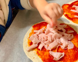 Foto del paso 2 de la receta: Pizza en masa de fajitas ¡ideal para hacer con los peques!