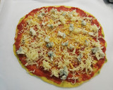 Foto del paso 3 de la receta: Pizza de cúrcuma y semillas con verduras y anchoas