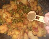 A picture of step 5 of Gobhi matar ki sabzi.