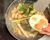 Foto langkah ke 8 dari resep Spicy and sweet mussels.