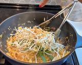 A picture of step 5 of Shrimp Pad Thai.
