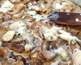Foto del paso 3 de la receta: Pavo con salsa de champiñones y roquefort