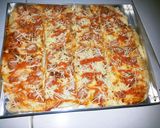 Foto langkah ke 5 dari resep Pizza Homemade praktis.