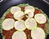 Foto del paso 3 de la receta: Pizza calabacín y salmón con base de brócoli en sartén