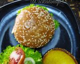 Foto langkah ke 4 dari resep Burger Telur Simpel 🥚🥬🥒🍅.