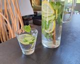 Une image de l'étape 1 de Boisson aromatisée au citron, menthe et concombre.